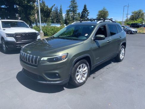 Used 2019 Jeep Cherokee Latitude w/ Cold Weather Group FWD image 1