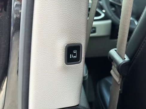 Used 2024 Chrysler Pacifica Touring-L FWD image 19