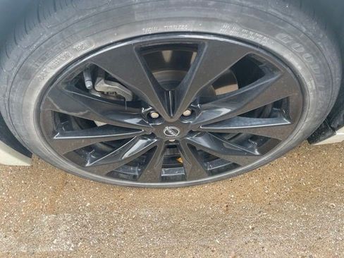 Used 2023 Nissan Maxima SR w/ Sport Mat Group FWD image 2
