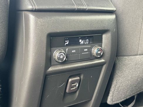 Used 2023 Chevrolet Traverse LT FWD image 28