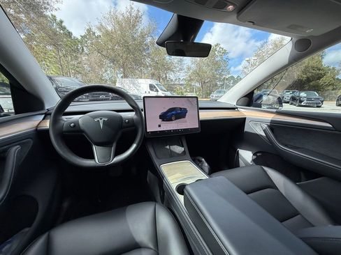 Used 2024 Tesla Model Y Long Range image 19