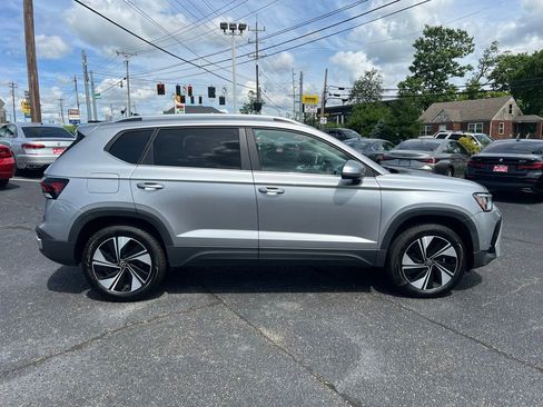 Used 2025 Volkswagen Taos SE AWD/4WD image 5