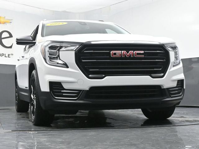 Used 2023 GMC Terrain SLE w/ Driver Convenience Package FWD image 3