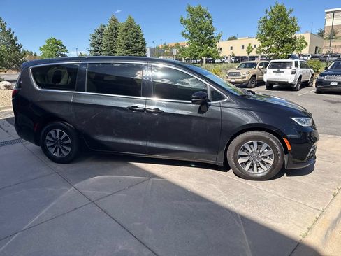 Used 2022 Chrysler Pacifica Touring-L w/ Uconnect Theater Family Group FWD image 5