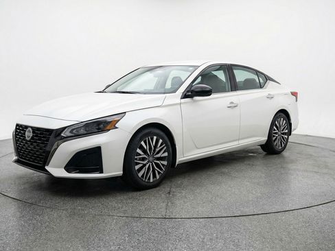 Used 2025 Nissan Altima 2.5 SV image 3