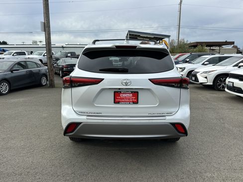 Used 2022 Toyota Highlander Platinum image 4