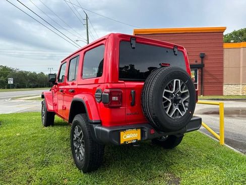 Used 2025 Jeep Wrangler Unlimited Sahara AWD/4WD image 5