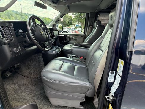 Used 2017 Chevrolet Express 2500 RWD image 14