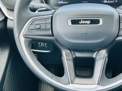 Used 2023 Jeep Grand Cherokee Limited w/ Luxury Tech Group II AWD/4WD image 22