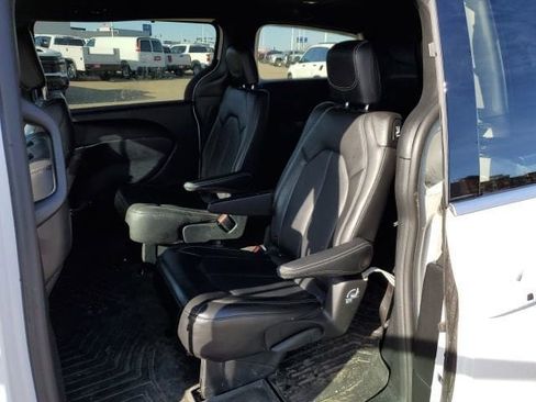 Used 2025 Chrysler Pacifica Select image 23