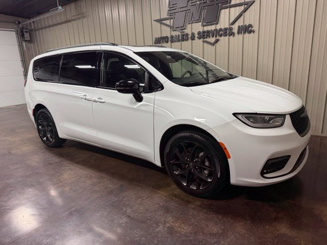 Used 2025 Chrysler Pacifica Limited AWD/4WD image 6