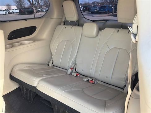 Used 2017 Chrysler Pacifica Touring-L w/ Tire & Wheel Group image 11