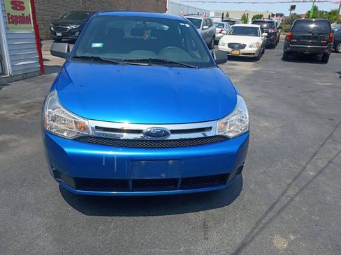 Used 2010 Ford Focus SE FWD image 2