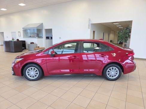 Used 2024 Toyota Corolla SE image 2