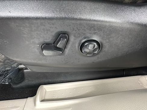 Used 2023 Chrysler Pacifica Touring-L image 11