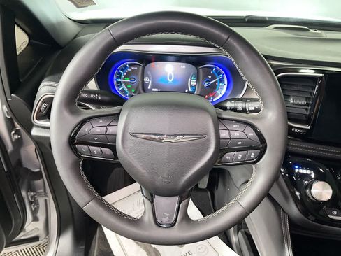 Used 2024 Chrysler Pacifica Premium FWD image 16