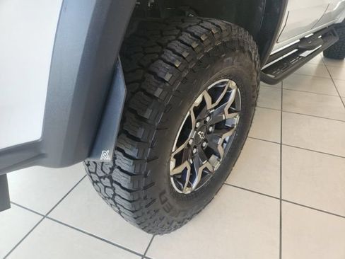 Used 2025 Chevrolet Colorado ZR2 w/ Technology Package AWD/4WD image 14