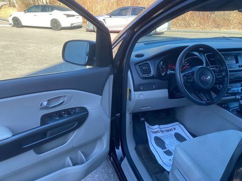 Used 2018 Kia Sedona L image 10