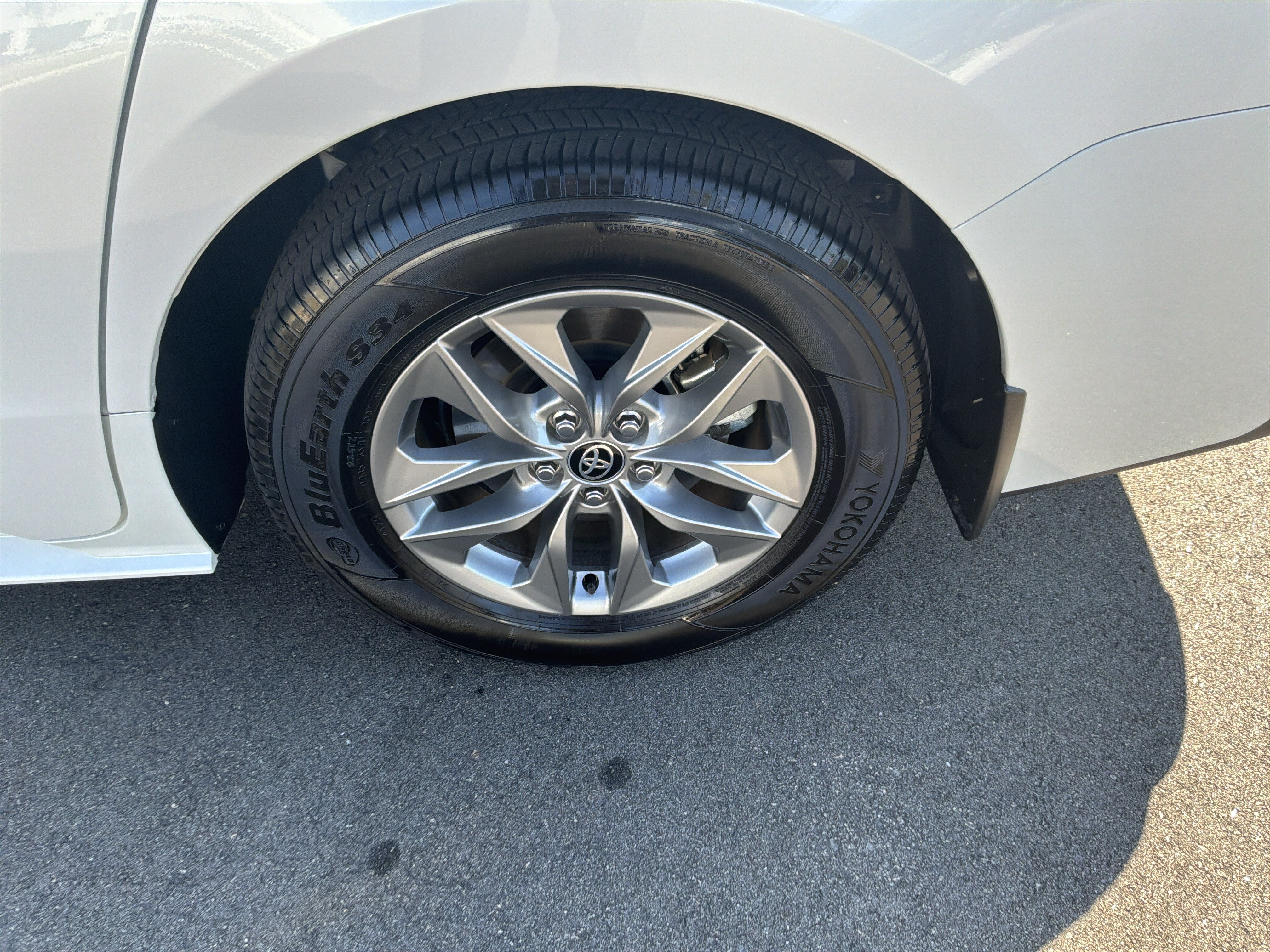 Used 2026 Toyota Sienna XLE FWD image 13
