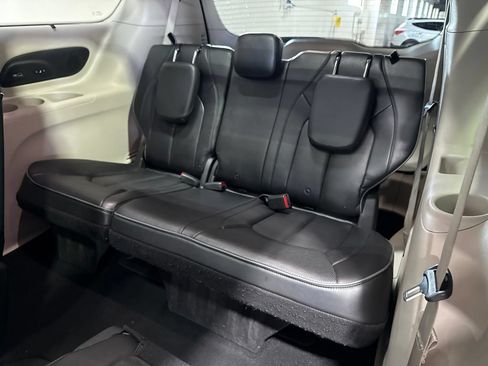 Used 2020 Chrysler Pacifica Limited FWD image 33