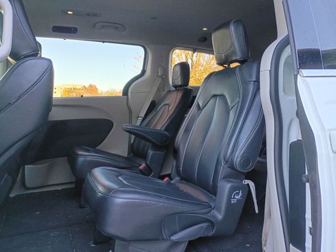 Used 2023 Chrysler Pacifica Touring-L image 23