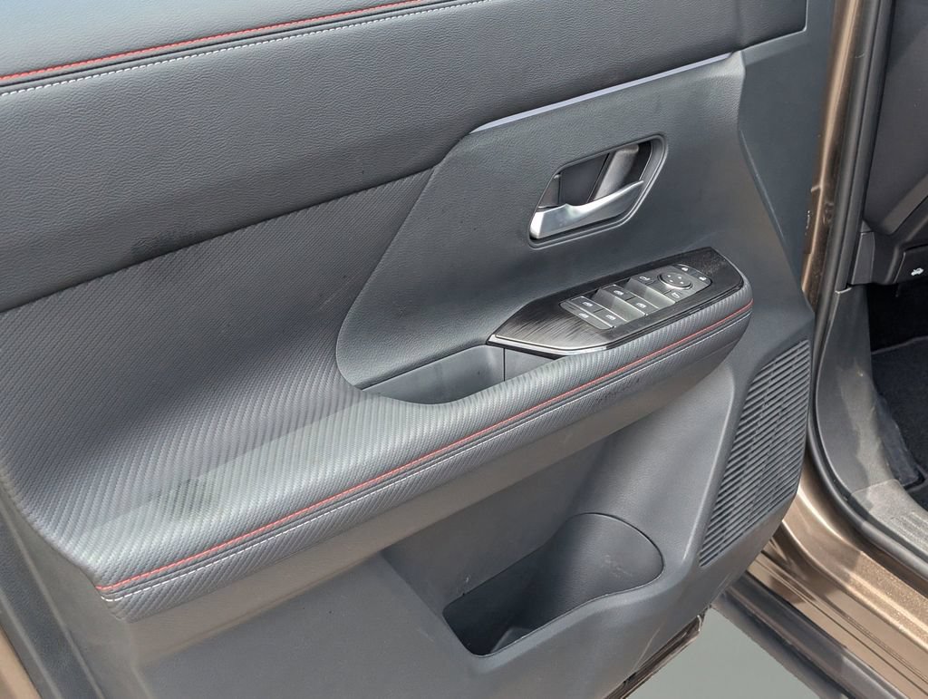 Certified 2025 Nissan Kicks SR FWD image 15