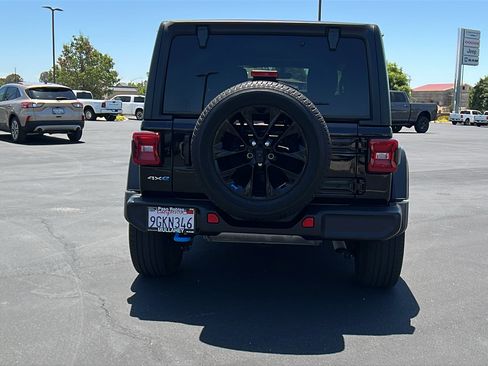 Used 2023 Jeep Wrangler Unlimited Sahara AWD/4WD image 4