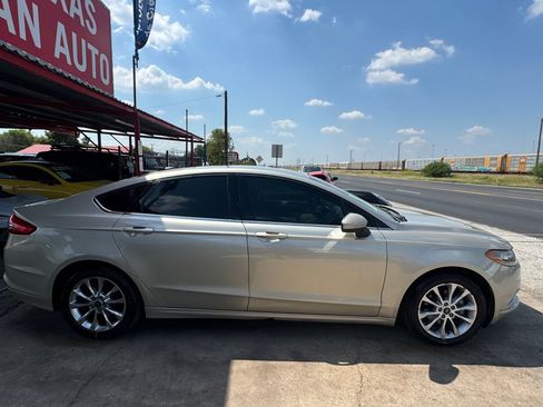 Used 2017 Ford Fusion SE w/ Fusion SE Technology Package image 18