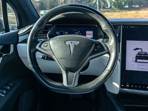 Used 2018 Tesla Model X 75D image 18