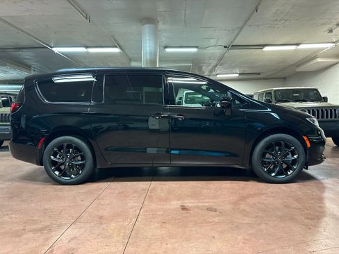 New 2026 Chrysler Pacifica Limited w/ S Appearance Package image 6