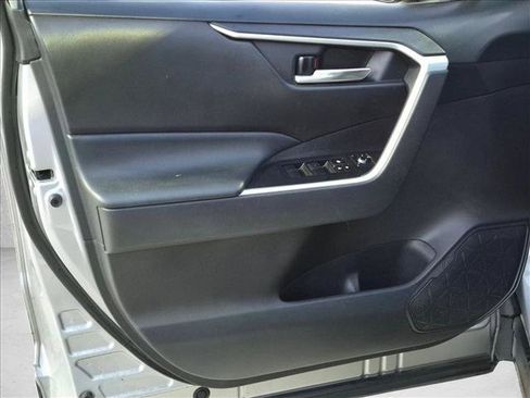 Used 2021 Toyota RAV4 XLE w/ Convenience Package FWD image 8