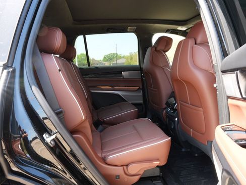 New 2026 Cadillac Vistiq Platinum w/ LPO, Floor Liner Package image 25