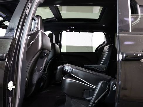 Used 2025 Chrysler Pacifica Limited FWD image 15