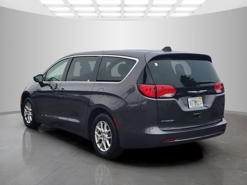 Used 2023 Chrysler Voyager LX image 9