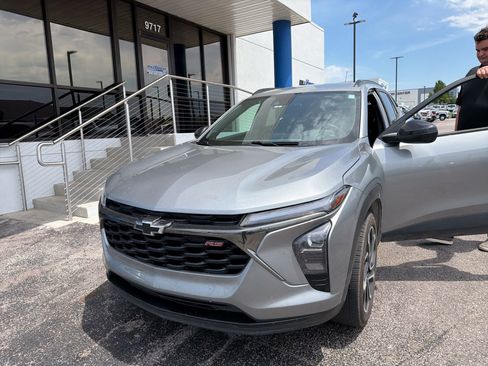 Used 2025 Chevrolet Trax RS FWD image 1