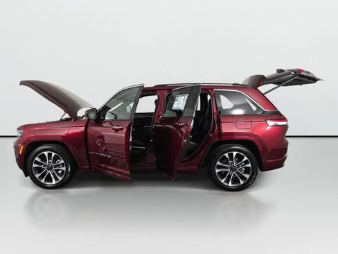 Used 2023 Jeep Grand Cherokee Overland w/ Luxury Tech Group IV AWD/4WD image 9