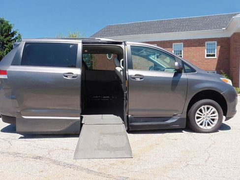 Used 2014 Toyota Sienna XLE FWD image 2