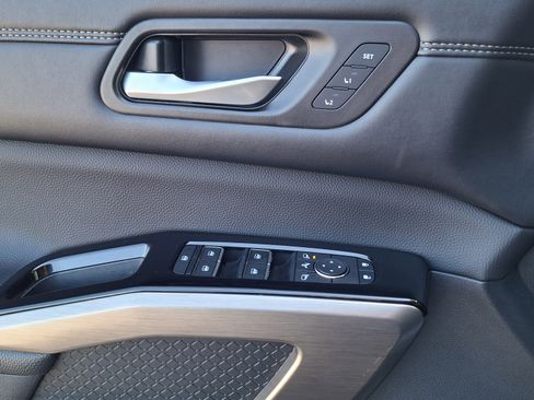 Used 2024 Nissan Pathfinder Platinum FWD image 17