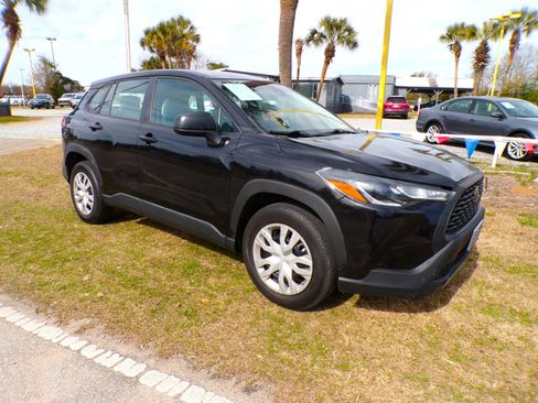 Used 2022 Toyota Corolla Cross L image 2