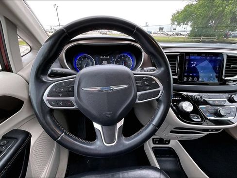 Used 2017 Chrysler Pacifica Touring-L w/ Tire & Wheel Group FWD image 5