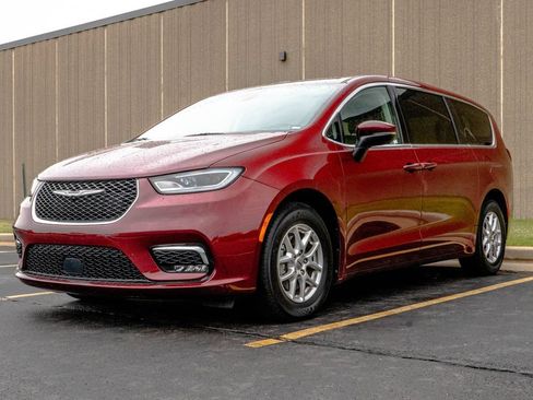 Used 2023 Chrysler Pacifica Touring-L FWD image 4