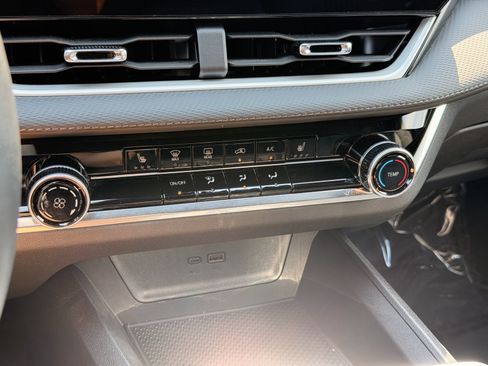 Used 2025 Chevrolet Equinox LT FWD image 34