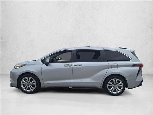 Used 2021 Toyota Sienna Platinum FWD image 9