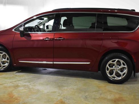 Used 2023 Chrysler Pacifica Limited w/ Trailer Tow Group image 6