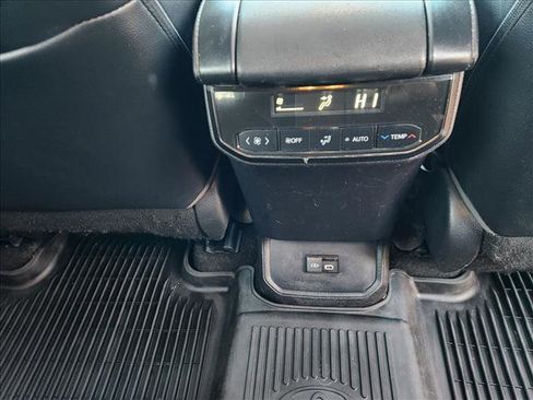 Used 2023 Toyota Highlander XLE image 17