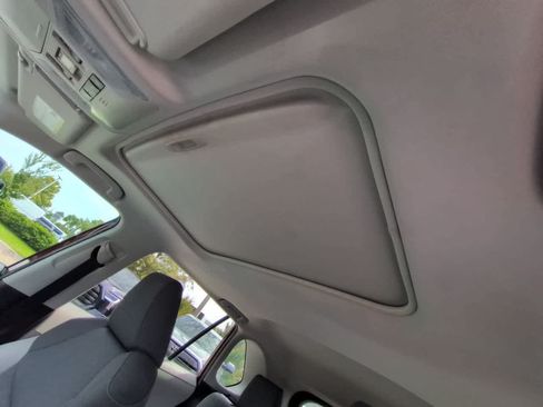 Used 2021 Toyota RAV4 XLE w/ Convenience Package FWD image 19