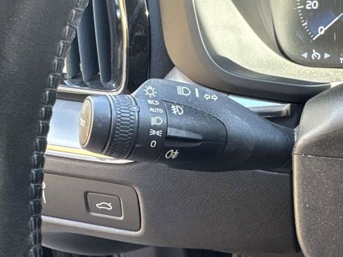 Used 2019 Volvo XC60 T5 Momentum w/ Multimedia Package image 24