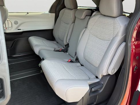 Used 2025 Toyota Sienna LE FWD image 14