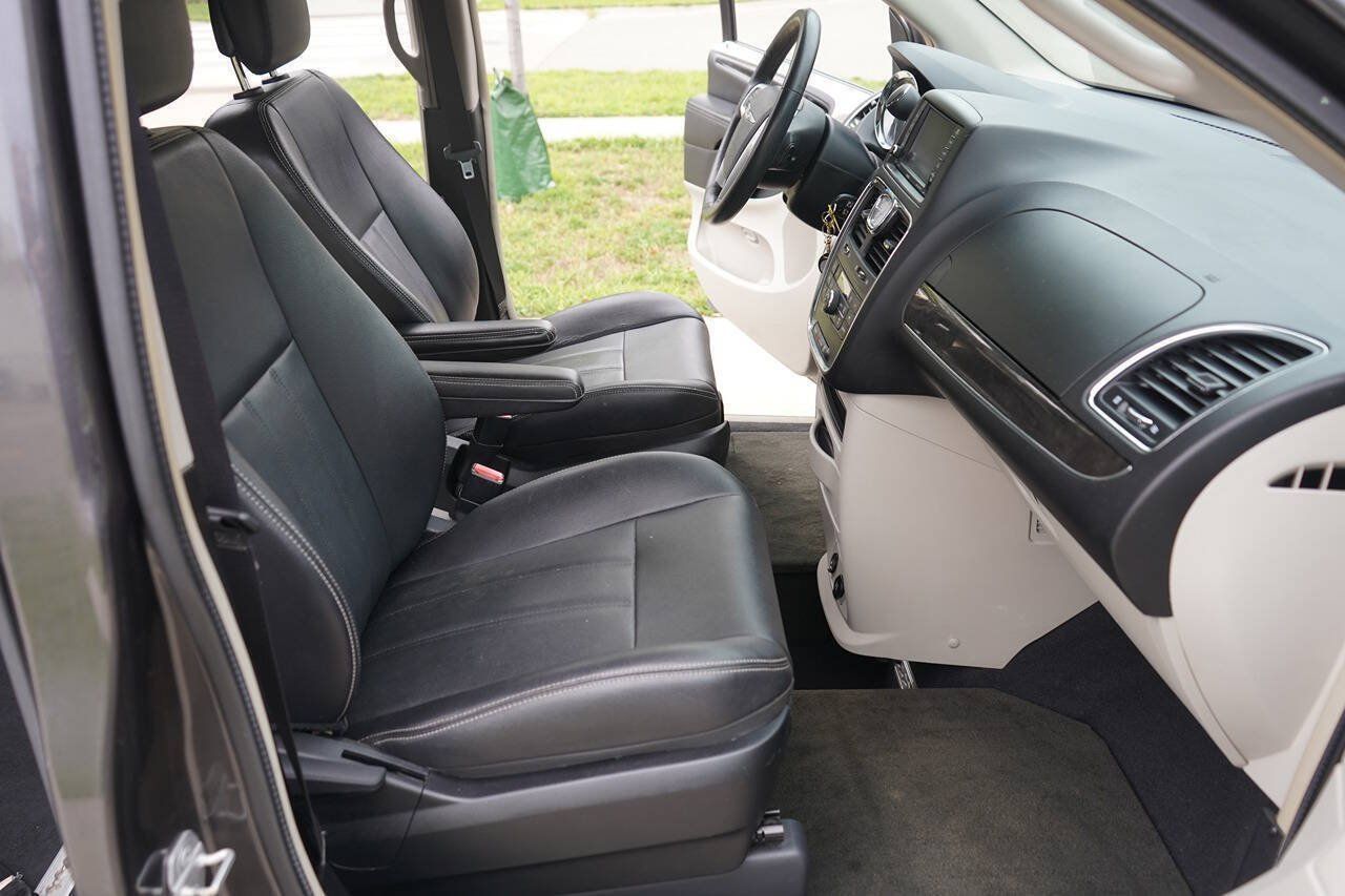 Used 2016 Chrysler Town & Country Touring w/ Driver Convenience Group FWD image 17