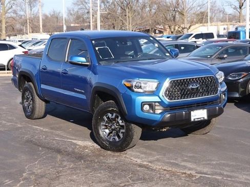 Used 2018 Toyota Tacoma TRD Off-Road image 2